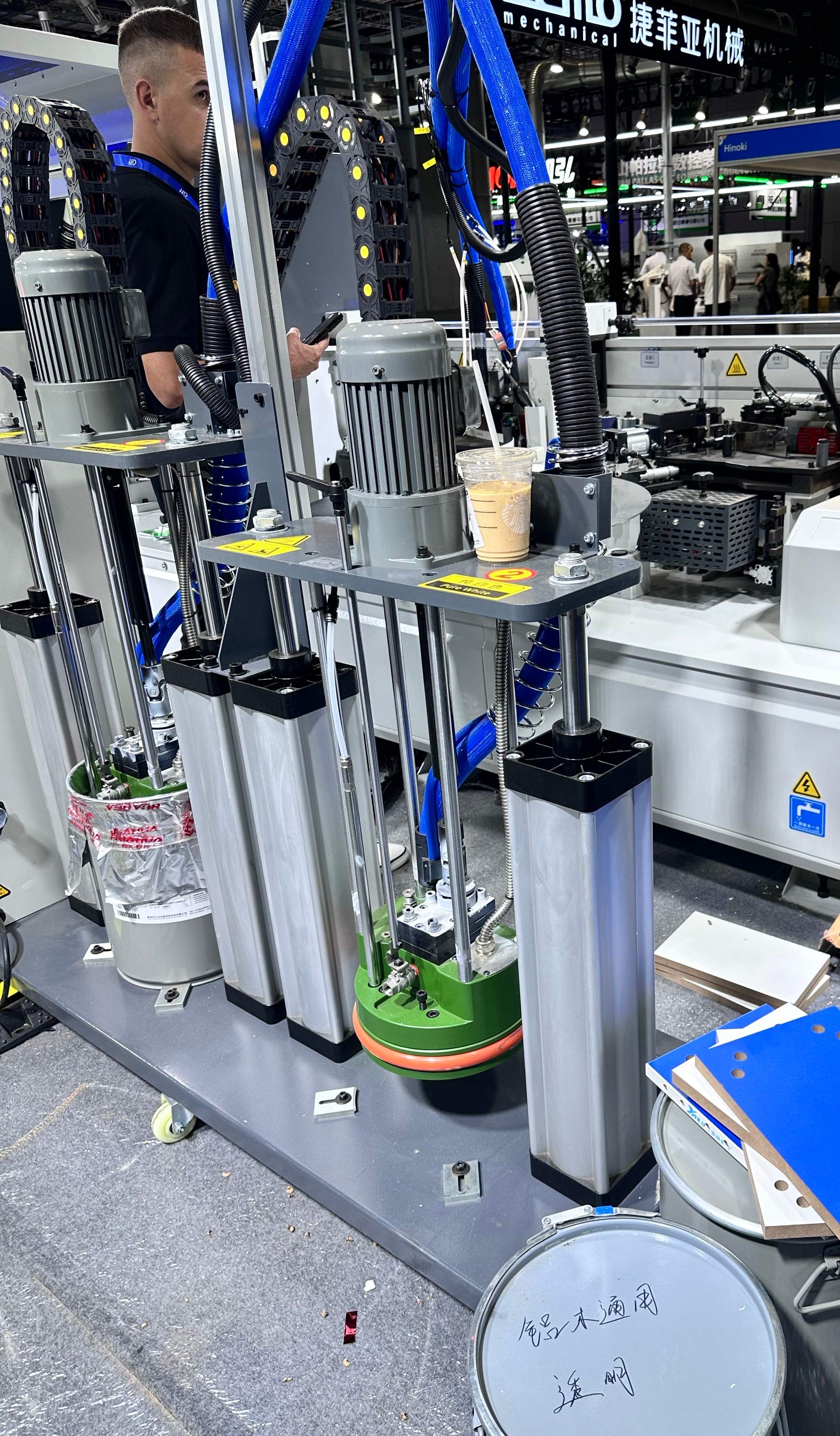 Pneumatic gluing pot